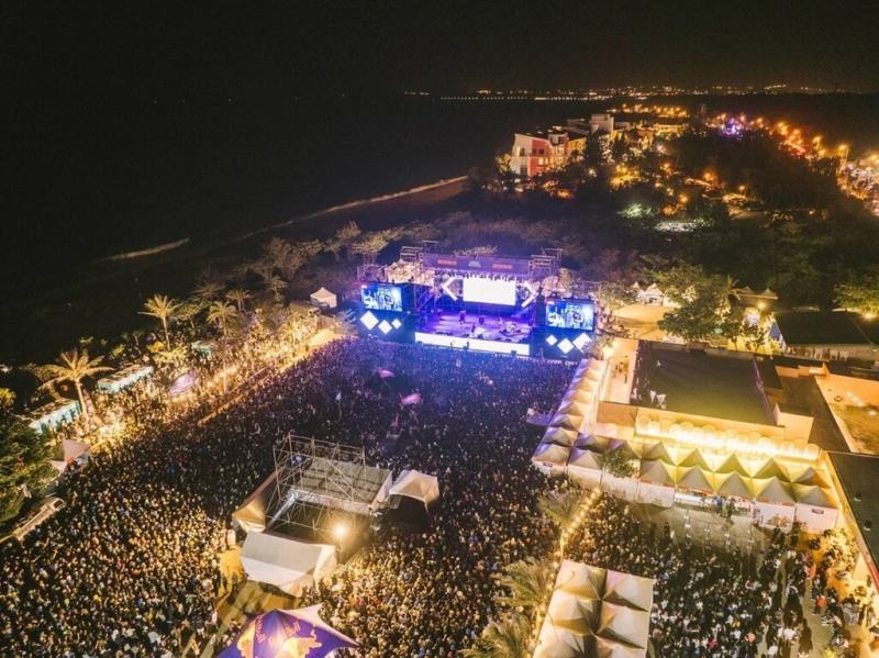 墾丁年度音樂盛事「台灣祭」連3年破百萬人次，5日最終日有多組樂團輪番登場，現場人潮滿滿、宛如不夜城。（屏東縣政府傳播暨國際事務處提供）