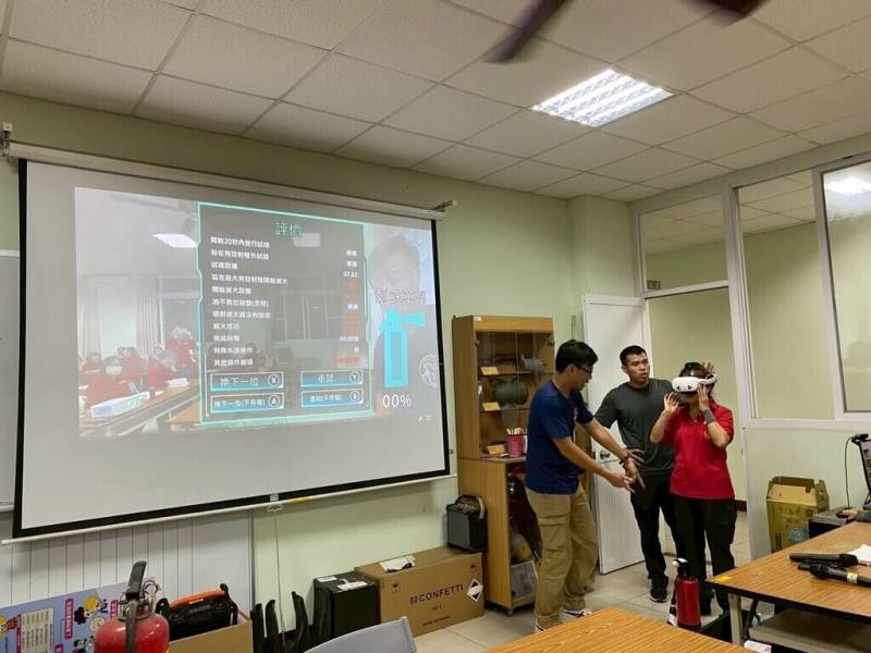 嘉義市消防局持續推動智慧消防教育，採購「VR滅火模擬訓練設備」，以創新科技翻轉傳統滅火教學，打造安全、環保又高效的體驗式學習環境。（嘉義市消防局提供）