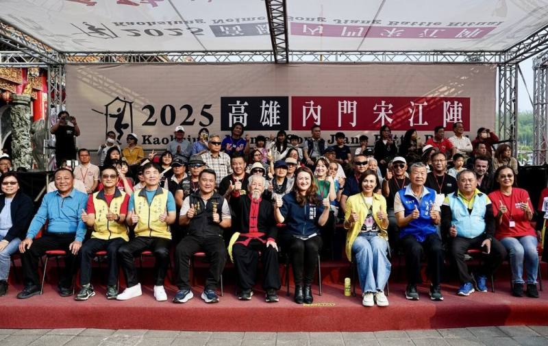 2025年全國創意宋江陣頭大賽5日在高雄內門順賢宮舉行決賽，展現宋江陣文化獨特魅力，高雄市觀光局長高閔琳（前排右5）、民進黨立委邱議瑩（前排右4）等人出席與會。（高雄市觀光局提供）