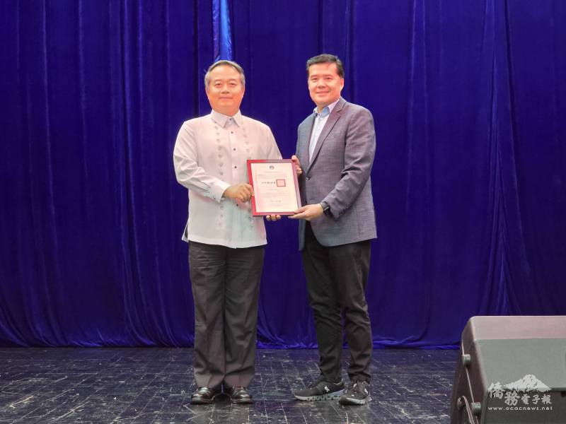 周民淦代表徐佳青頒發感謝狀予菲華青年服務團名譽理事長謝銘洲