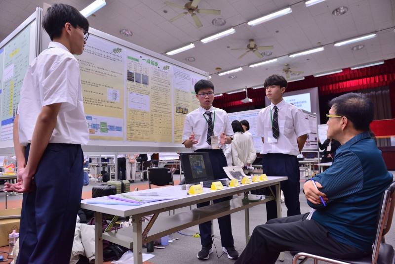 高雄市立高雄高級工業職業學校學生作品「一炭就淨」，獲得高職組金牌獎