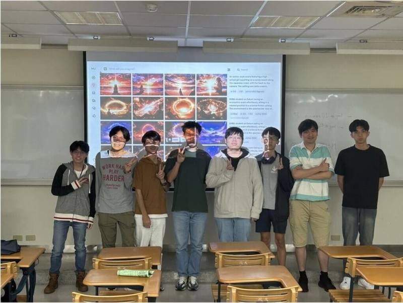 政大英文系學生晏煒翔（左2）曾參與創設AI團，招社員時主打不用會寫程式，也不用會很厲害的數學，社團著重AI導論和工具應用，慢慢發展出一定規模，圖為社團課程合影。（晏煒翔提供）