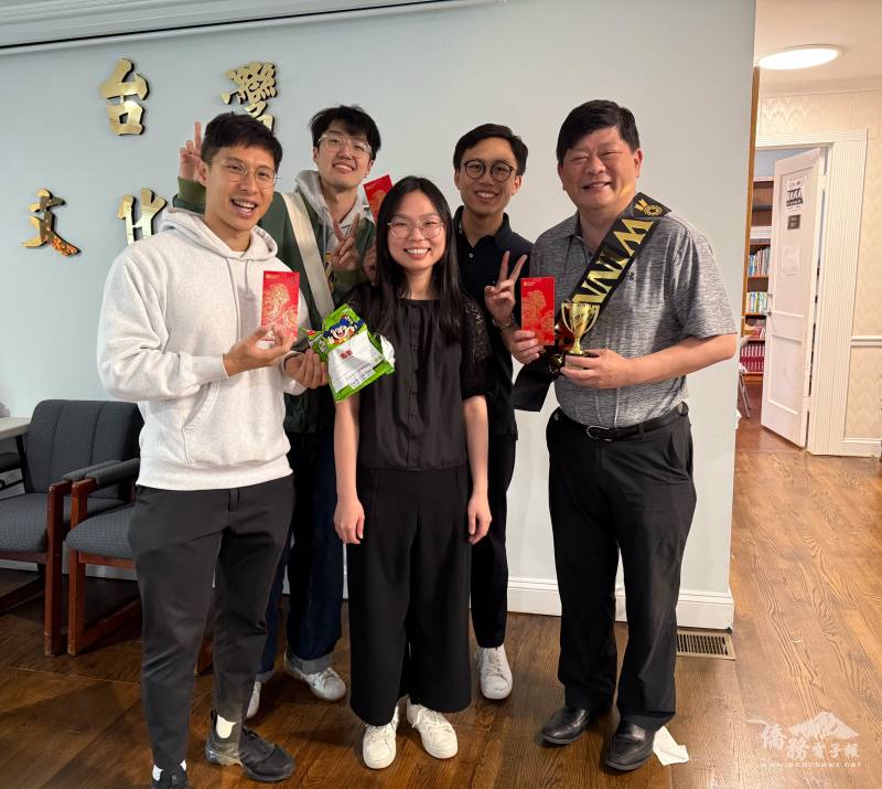 今年臺式麻將《雀聖》和主辦單位合影