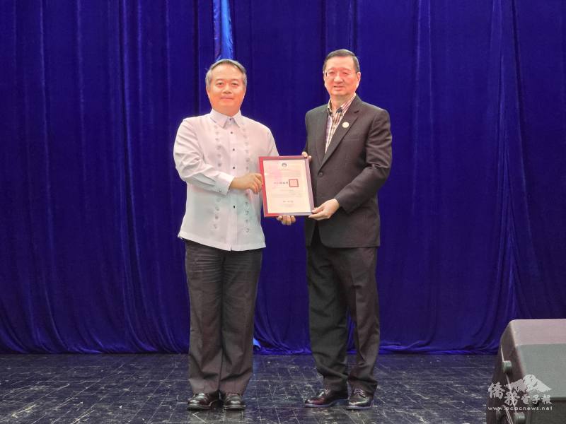 駐菲大使周民淦代表僑務委員會委員長徐佳青頒發賀狀予菲華青年服務團新任理事長陳柏材僑務委員