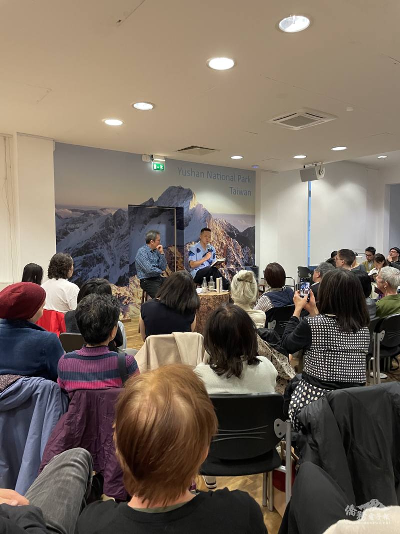 主持人林育立（前左）與作家陳思宏（前右）相談