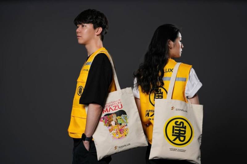 星宇航空首度與廟宇跨界合作，開發白沙屯媽祖聯名商品，帆布袋將代表星宇航空的STAR轉化為象徵白沙屯媽祖「勇字軍」的「勇」字；背心設計靈感來自抬轎的轎班人員所穿的「勇字」黃色背心，使用反光材質。（星宇航空提供）