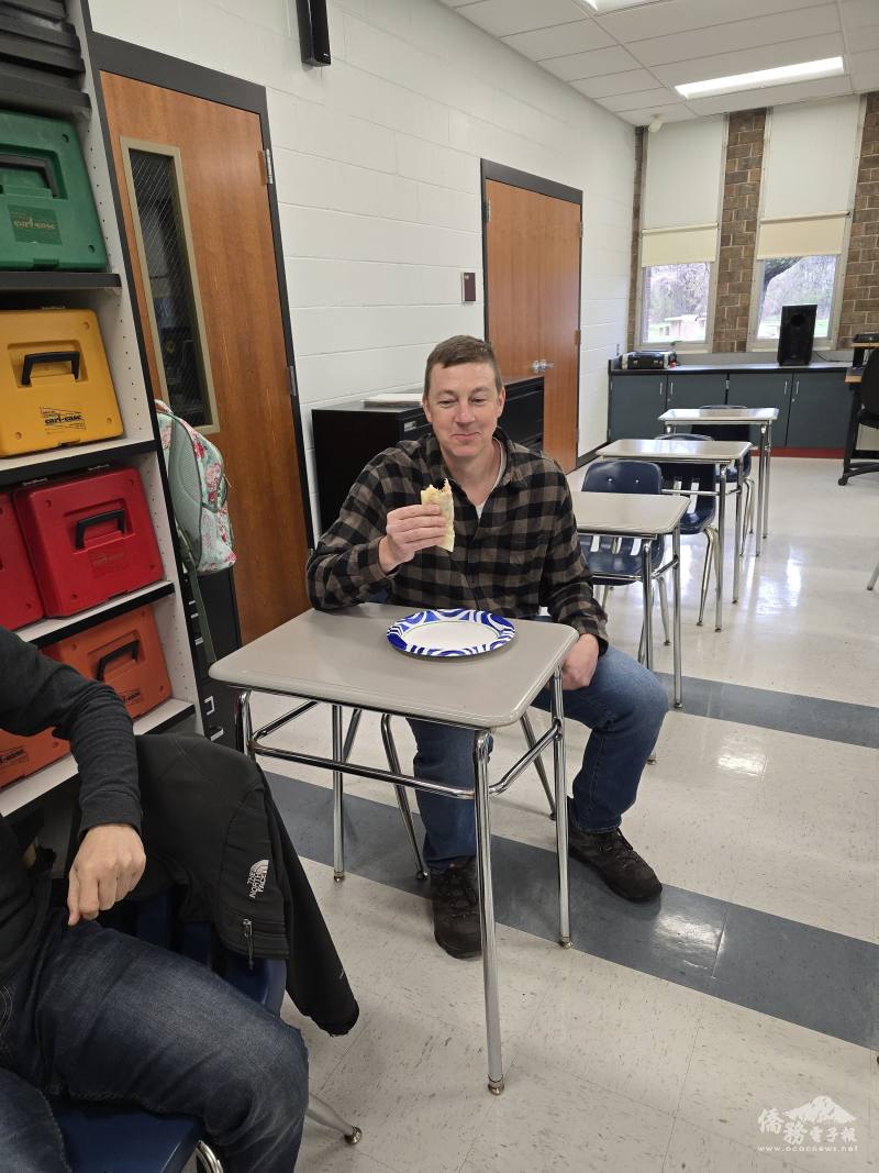 博根TCML學生樂享潤餅美食