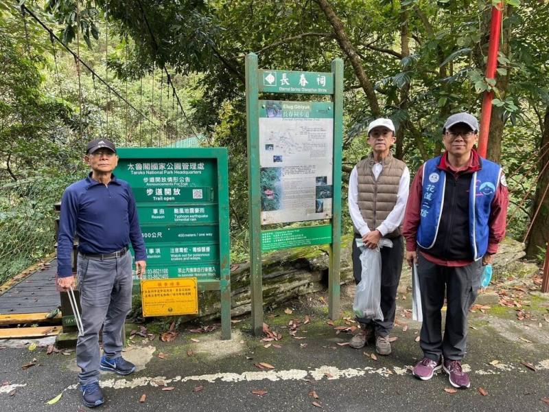 太管處於0403地震後積極辦理各項災後復原工作，在環境許可下推動社會各界認養園區步道，114年至115年有6個單位認養7條步道，包括花蓮第二信用合作社認養長春祠步道，這對園區步道及設施維護帶來正向助益。（太魯閣國家公園管理處提供）