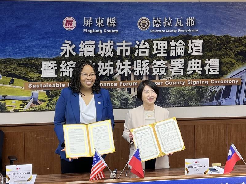 「屏東縣與美國賓州德拉瓦郡2025永續城市治理論壇」7日在縣府登場，雙方分享永續治理成果，屏東縣長周春米（右）與德拉瓦郡長莫妮卡．泰勒（Monica Taylor）（左）完成簽署姐妹縣協定，強化台美地方政府聯繫，也將攜手推動低碳、智慧、宜居的永續城