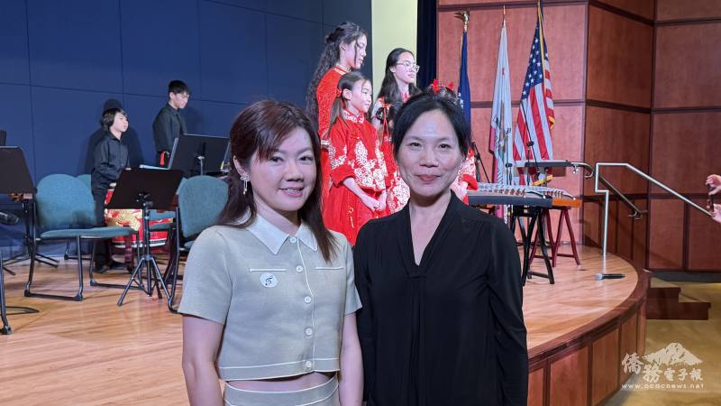橙縣文教中心主任蕭蓓如（左）恭賀築夢青少年國樂團指揮陳一涵演出成功