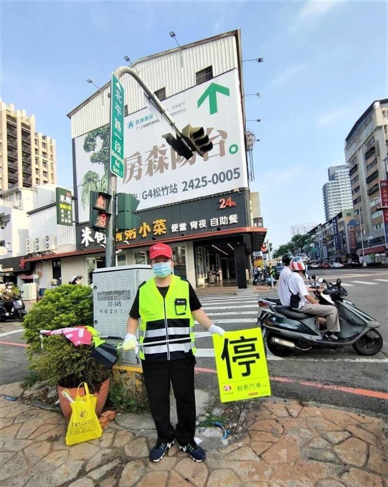 台中交通志工黃啟晏21年來風雨無阻協助校園安全，每天早上站在街頭為孩童指引交通，曾獲交通部金安獎肯定，成為學校最美風景。（台中市政府提供）