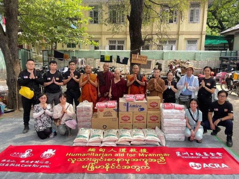 緬甸強震造成重大死傷，佛光山救援團隊4日攜帶包含食物、挖掘工具、藥箱等3.3噸善心物資前往重災區瓦城派發，知宣法師（後排右4）率領救援隊成員，與寺院長老及比丘們合影。（佛光山提供）