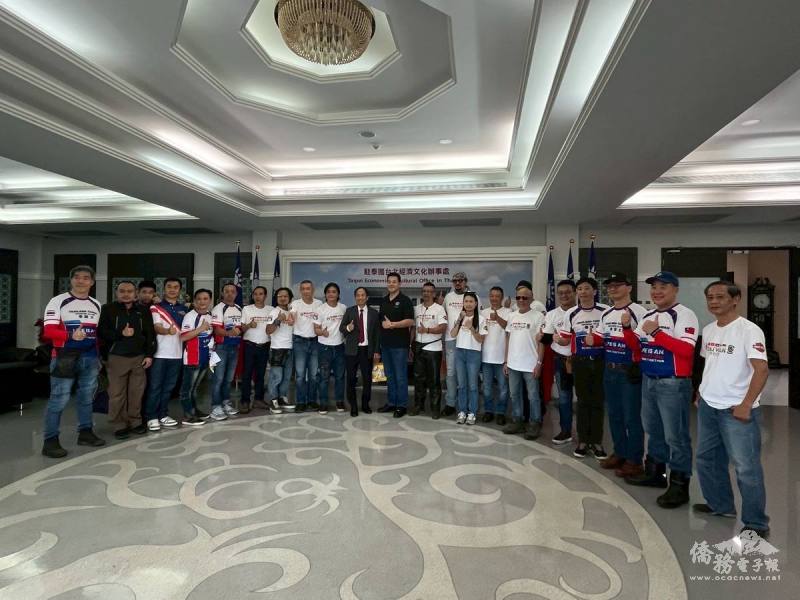 一行於駐泰代表處合影