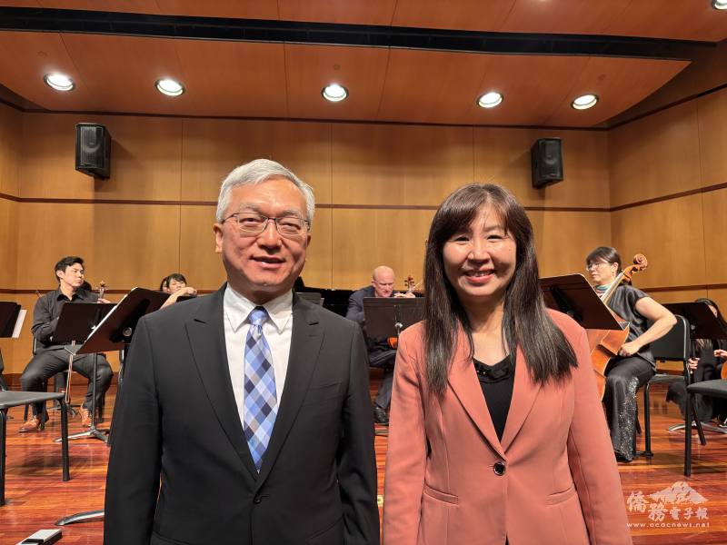 駐舊金山辦事處副處長朱永昌(左)、金山灣區文教中心主任莊雅淑(右)受邀出席參與音樂會