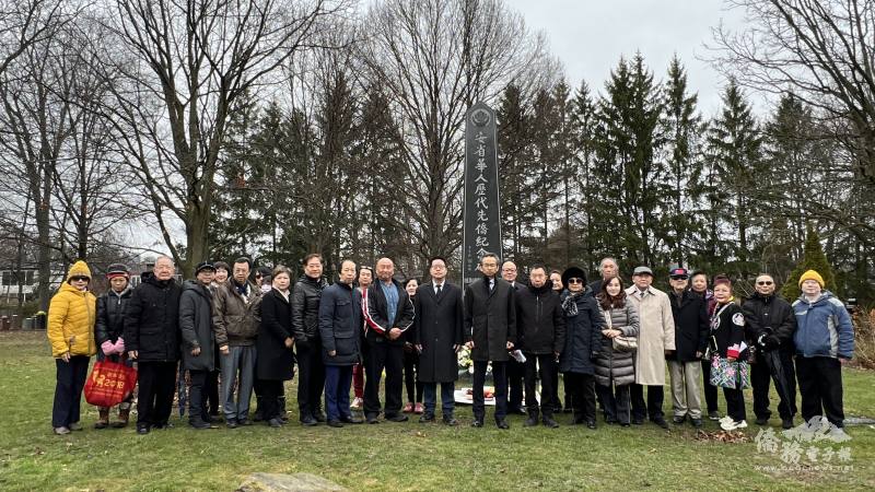 2025年清明節祭祀儀式結束後，全體來賓紀念碑前合影留念，展現僑界團結與對先僑的追思緬懷之情