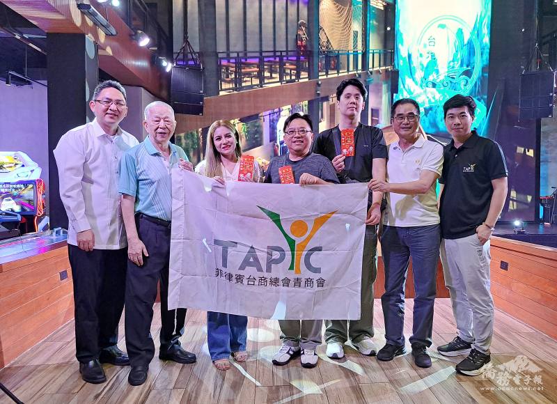 菲華文教中心主任莊博智（左1）、僑務諮詢委員黃世模(左2)、林在良(右2)及青商會會長陳義(右1)與釣蝦競賽前三名（中間3人）合影