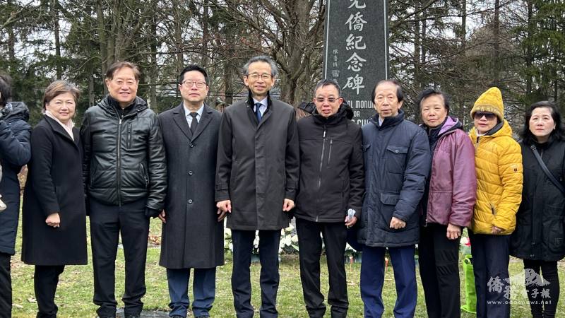 梁毅鵬（左4）與林樹榮（左5）、安省中華總會館榮譽主席楊俊宏（右4）、多倫多文教中心主任藍柏青（左3）及僑務諮詢委員范瑋及湯遠芬伉儷（左1、2）於「安省華人歷代先僑紀念碑」前合影