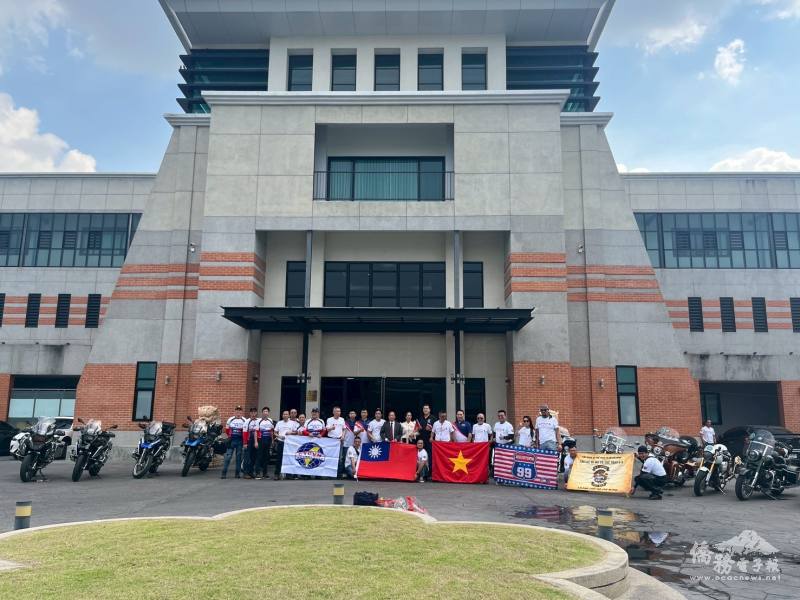 臺泰越重機車友曼谷大會師，於駐泰代表處前合影