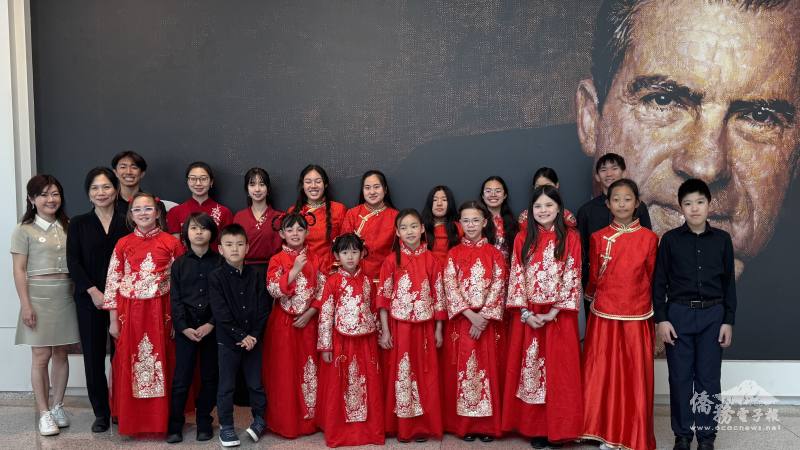 築夢青少年國樂團在尼克森總統圖書館大廳與蕭蓓如合影