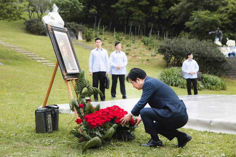 總統親自向鄭南榕遺照獻花致意