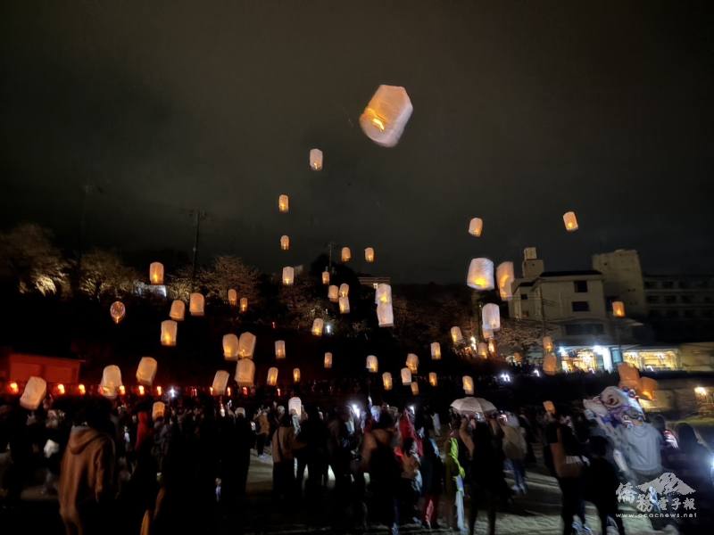 活動中也舉行放天燈，讓參加者體驗臺灣文化