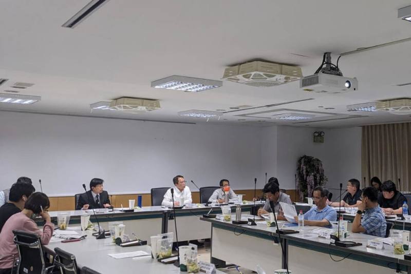 台南市政府7日在永華市政中心舉辦美國關稅政策對台南蘭花及台灣鯛產業影響因應座談會，安排農糧署、漁業署人員聽取業者意見。（台南市政府提供）