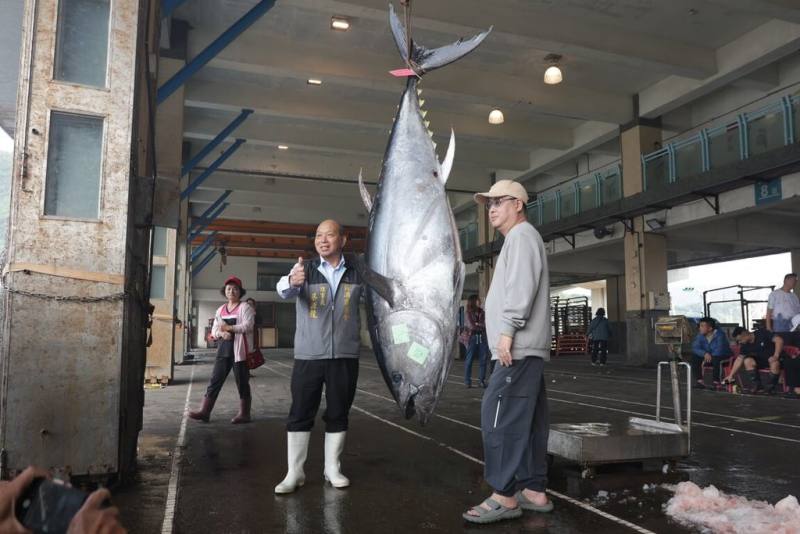 蘇澳籍漁船「全昌隆168號」6日在台灣東北外海捕獲一尾黑鮪魚活魚，進港秤重後達216公斤，且符合「蘇澳第一鮪」標準，船長林宜俊（前右）開心表示，這次特地準備魷魚、鯖魚為魚餌，出港想拚出第一鮪，有像玩拉霸機中彩金的感覺。（蘇澳區漁會提供）