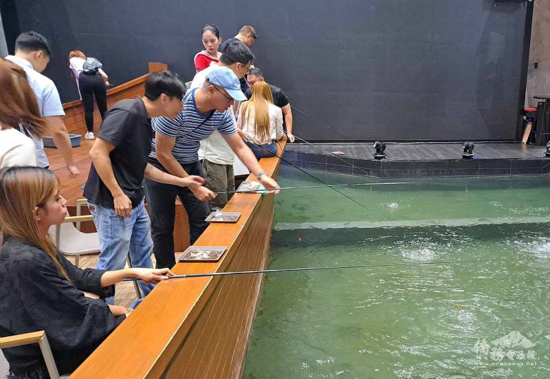 參與體驗釣蝦青商聚精會神其樂無窮