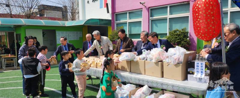 出席貴賓分享餐點予學生及家長