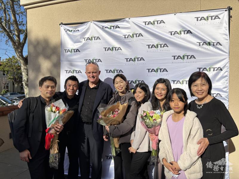 學生與樂團老師(左三)合影