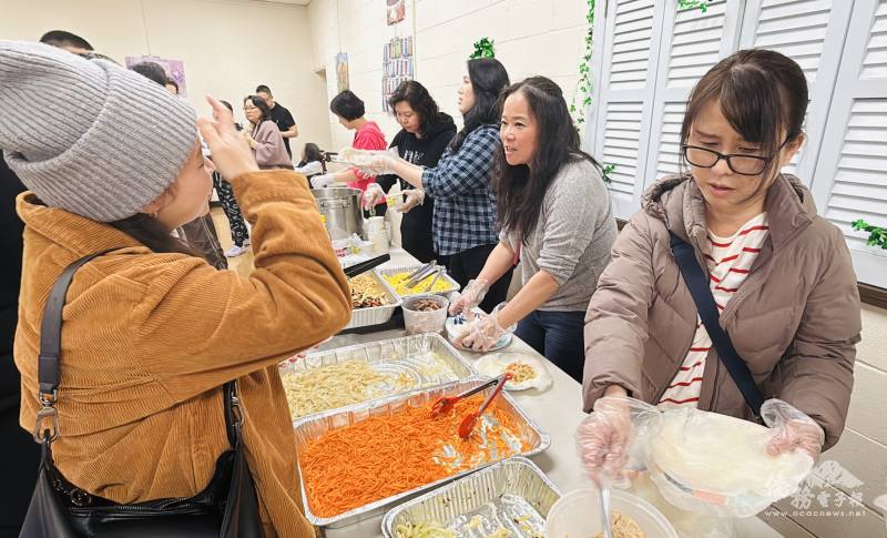 會長呂綺偉（右二）與義工們齊心協力包製潤餅，傳遞臺灣清明節的飲食文化