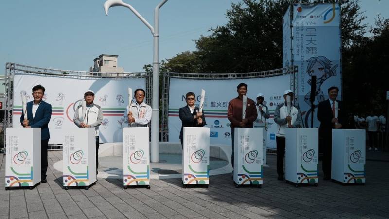 教育部體育署副署長房瑞文（中）8日主持114年全國大專校院運動會聖火引燃典禮，聖火將從9日起一連3天繞行北中南10所學校。（長榮大學114全大運執辦提供）