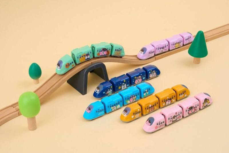 「台灣高鐵與卡娜赫拉的小動物」彩繪列車於2023年8月上路，將於7月初結束運行，台灣高鐵公司表示，即日起至4月27日推出彩繪列車模型組等聯名商品享7折起優惠。（台灣高鐵提供）