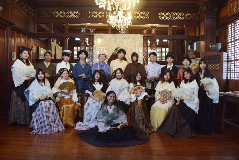 由高雄女中、武陵高中及宜蘭高中三校組成的聯合訪團，3月30日抵達菲律賓展開學習交流。圖為武陵高中學生穿著菲律賓傳統服飾。（駐菲律賓代表處教育組提供）