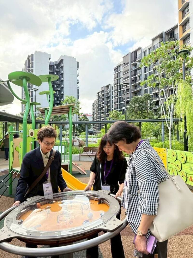 台南市政府和台灣健康城市聯盟7日參訪新加坡創新住宅政策，了解當地長者照顧模式。圖為台南市副市長趙卿惠（左）觀摩公園體健設施。（台南市政府提供）
