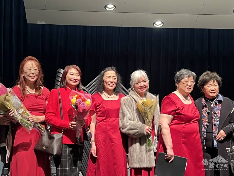 部份演出者謝幕（右二為華聲團長馬燕軍）