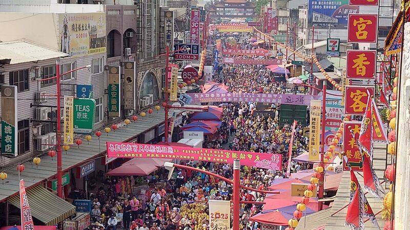 大甲鎮瀾宮媽祖遶境嘉義新港8日上午在奉天宮前廣場舉行祝壽大典，奉天宮四周道路擠滿香客