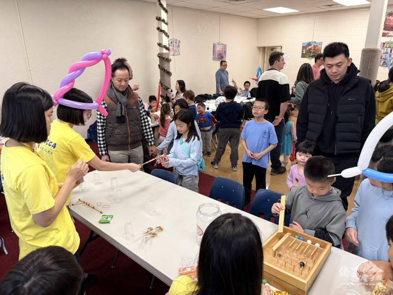 FASCA新澤西分會青年志工細心帶領小朋友體驗臺灣傳統童玩彈珠台，並分享王子麵、梅子糖等經典臺灣零食