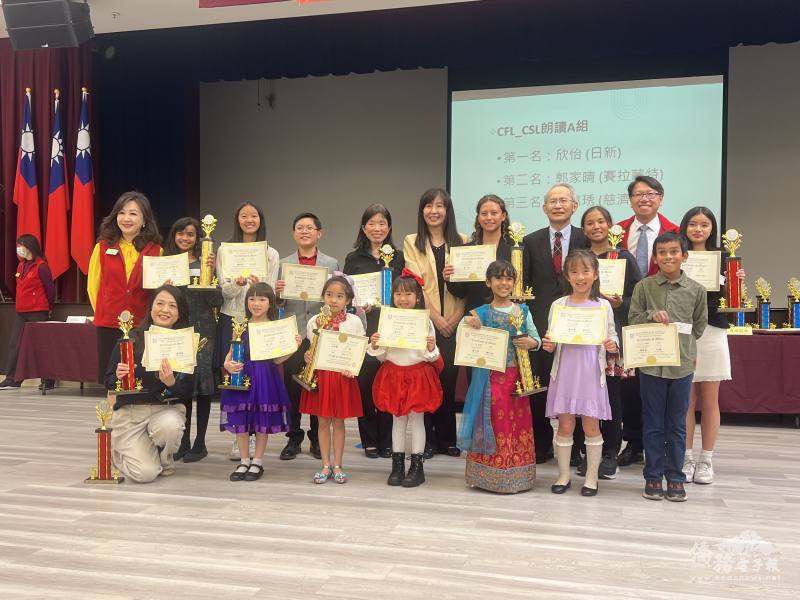北加州中文學校聯合會會長李娜亞(後排左一)、駐舊金山辦事處處長賴銘琪(後排右四)與金山灣區文教中心主任莊雅淑(後排右六)分別頒獎各組比賽優勝選手獎狀與獎盃