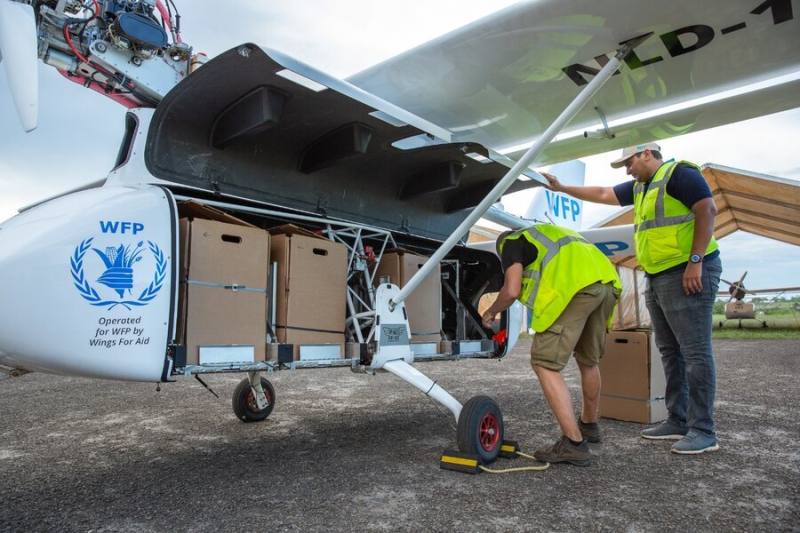 圖為聯合國世界糧食計劃署工作人員為無人機裝載重要物資。(圖：WFP)
