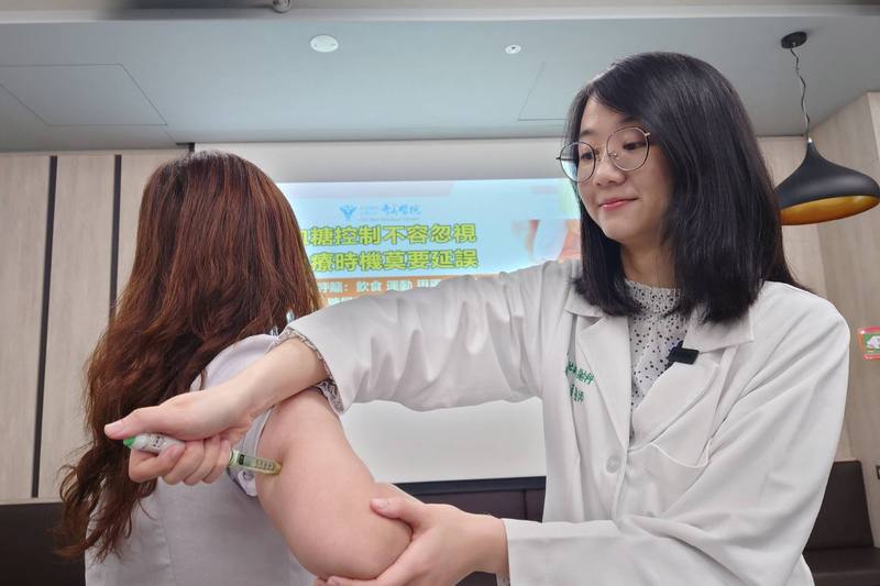 奇美醫院內分泌新陳代謝科主治醫師賴柏茵（右）8日在院內衛教宣導會表示，糖尿病在症狀出現時通常就要長期控制，建議民眾透過健檢掌握病變前治療時機