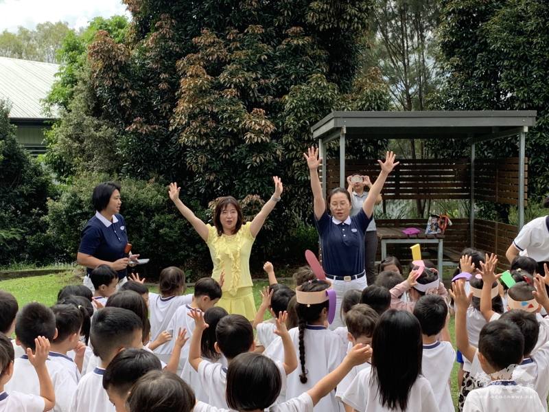 老師帶領學生跟著音樂律動