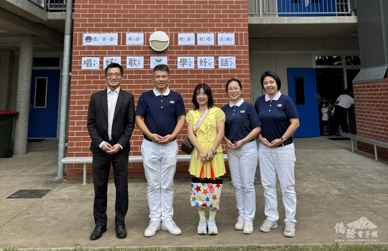 昆士蘭臺灣中心主任歐陽群與校長翁松欽、該校老師合影