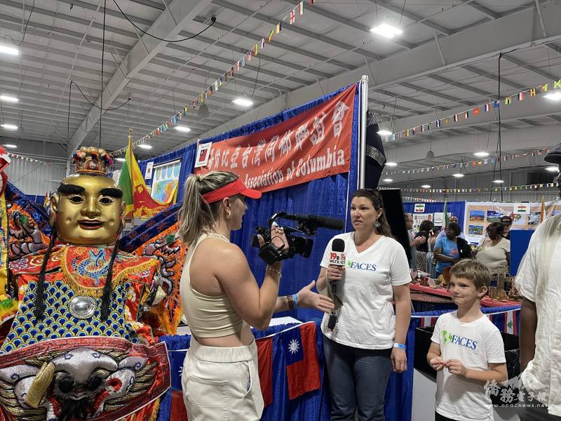 參訪臺灣攤位民眾接受電視臺訪問