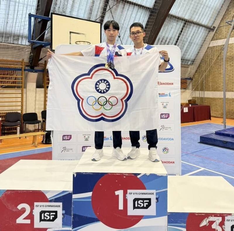 台灣男子競技體操小將鄭丞佑（左）8日於塞爾維亞茲拉蒂博爾舉行的世界中學生U15運動會，拿下男子跳馬金牌，另外在地板鍍銀、團體奪銅，表現相當出色。（鄭焜杰提供）