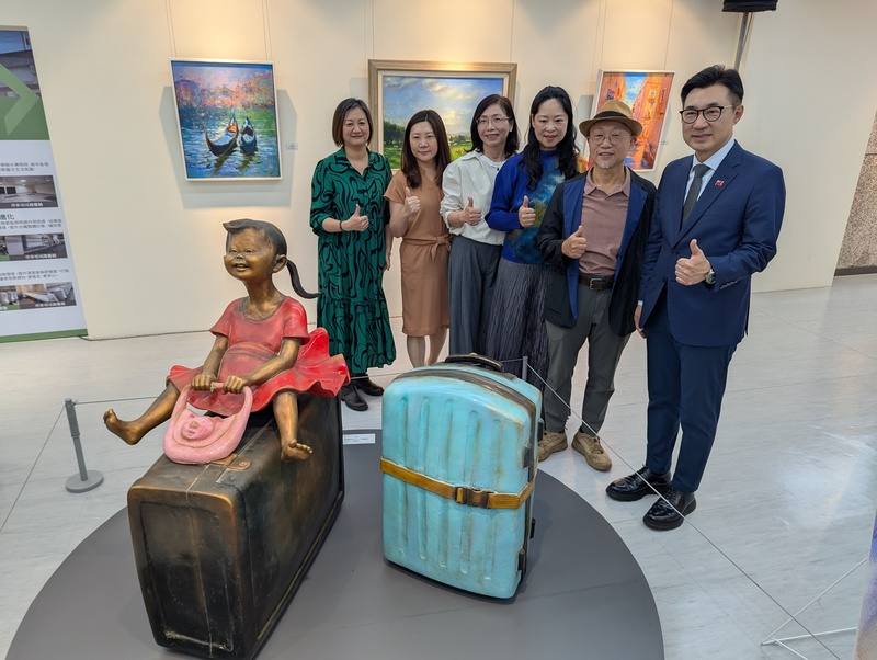 台鐵新烏日站地下停車場打造藝術空間，8日舉辦聯展開幕活動，立法院副院長江啟臣（右1）、藝術家余燈銓（右2）等出席