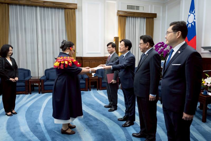 賴清德總統8日上午接受吐瓦魯國新任駐臺特命全權大使法莉莉（Lily Tangisia Faavae）呈遞到任國書