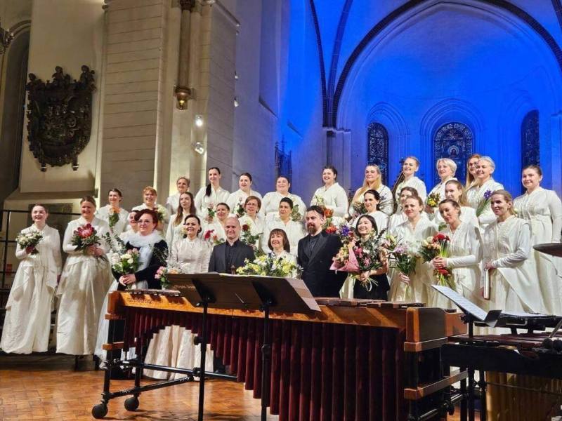 拉脫維亞作曲家扎路佩（前右5）新作「我的祈禱」6日在首都里加首演，旅居當地的台灣音樂家余沁芸（前右4）參與演出，擔任打擊樂器獨奏，讓觀眾留下深刻印象。（駐拉脫維亞代表處提供）