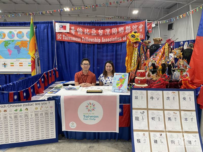 哥倫比亞臺灣同鄉聯誼會會長陳浩鳴(左)及志工於活動現場服務