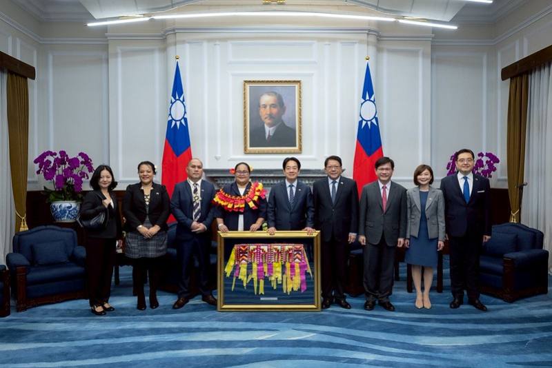 總統與吐瓦魯國新任駐臺特命全權大使法莉莉合影